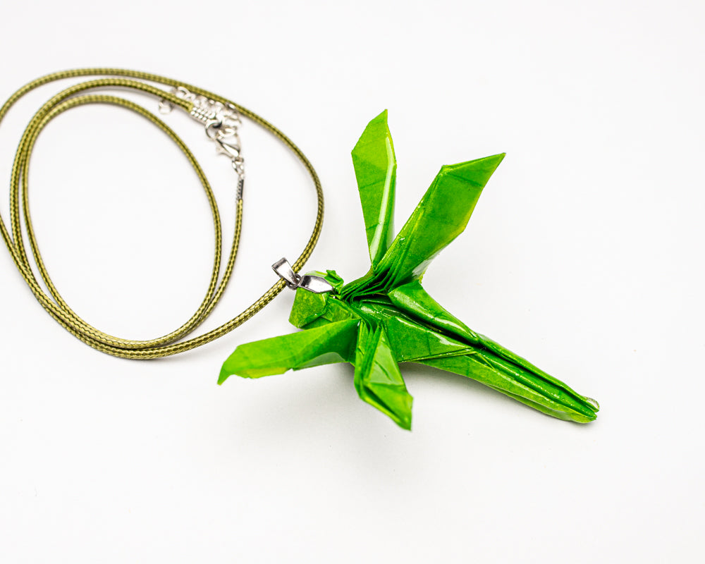 Colgante libélula en origami – joya simbólica hecha a mano