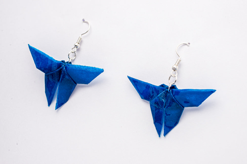 Aretes de mariposa en origami rojo – accesorios livianos y brillantes por Maximiliano Herrera