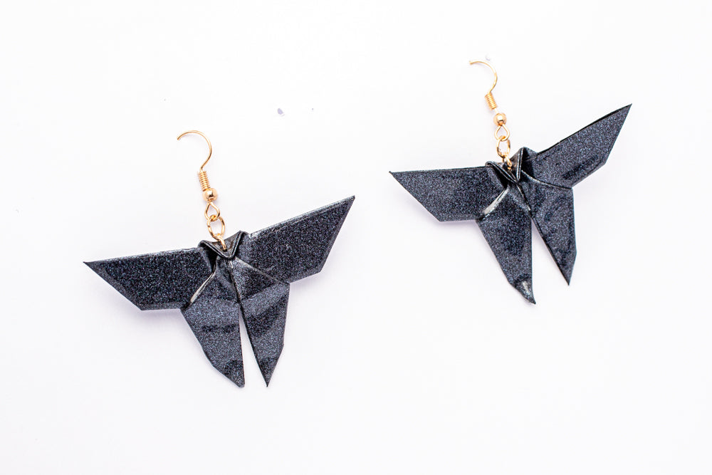 Aretes de mariposa en origami rojo – accesorios livianos y brillantes por Maximiliano Herrera