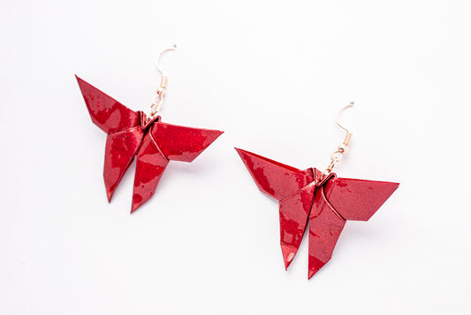 Aretes de mariposa en origami rojo – accesorios livianos y brillantes por Maximiliano Herrera