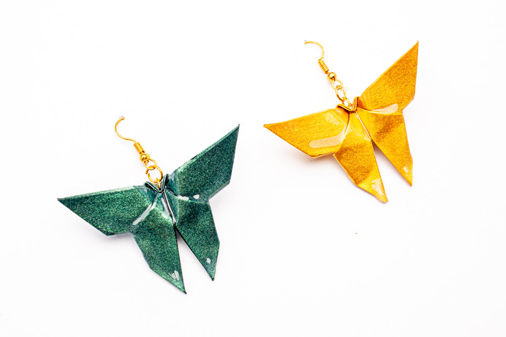 Aretes de mariposa en origami rojo – accesorios livianos y brillantes por Maximiliano Herrera