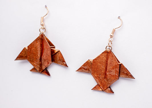 Aretes origami en forma de peces Luna Cobre con acabado tornasolado sobre fondo blanco