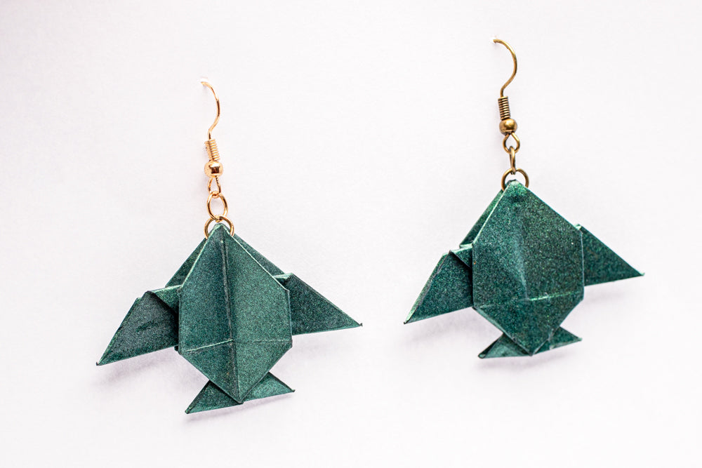 Aretes origami en forma de peces Luna verdes con acabado tornasolado sobre fondo blanco