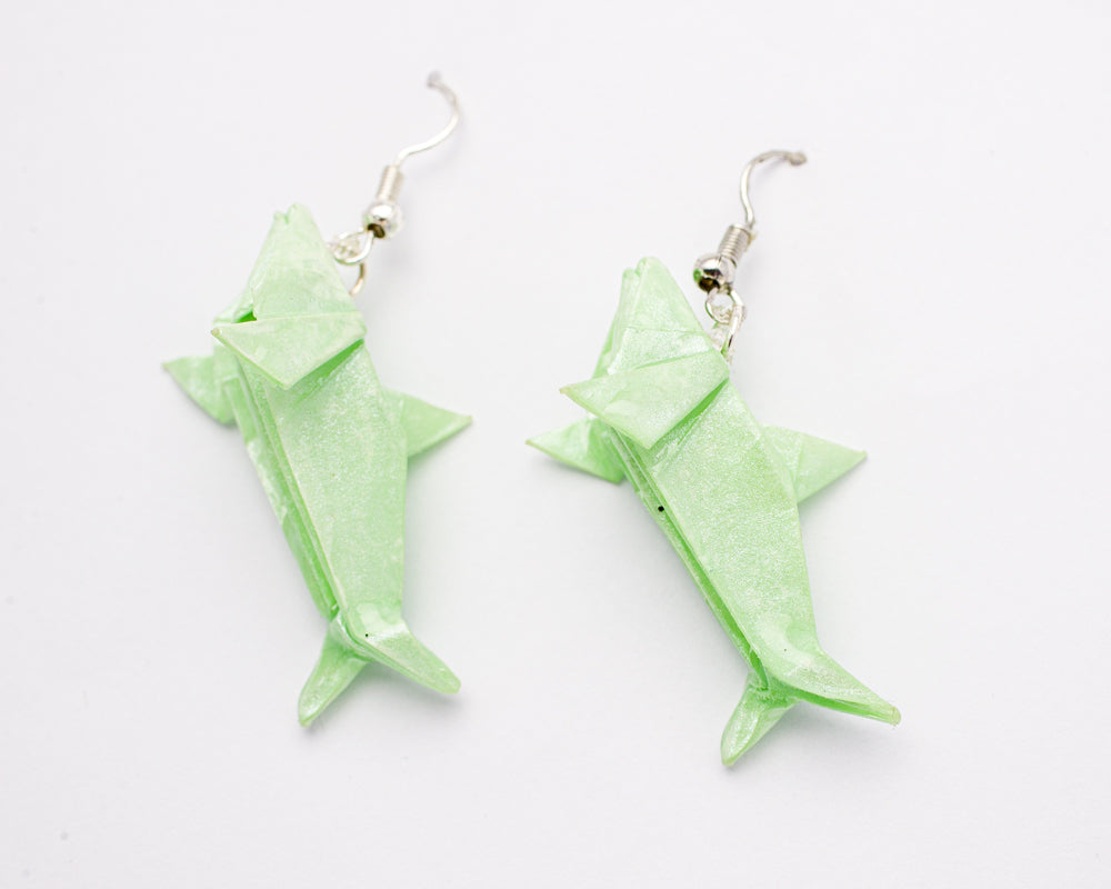 arete de origami en forma de tiburón hecho en papel Verde claro con resina