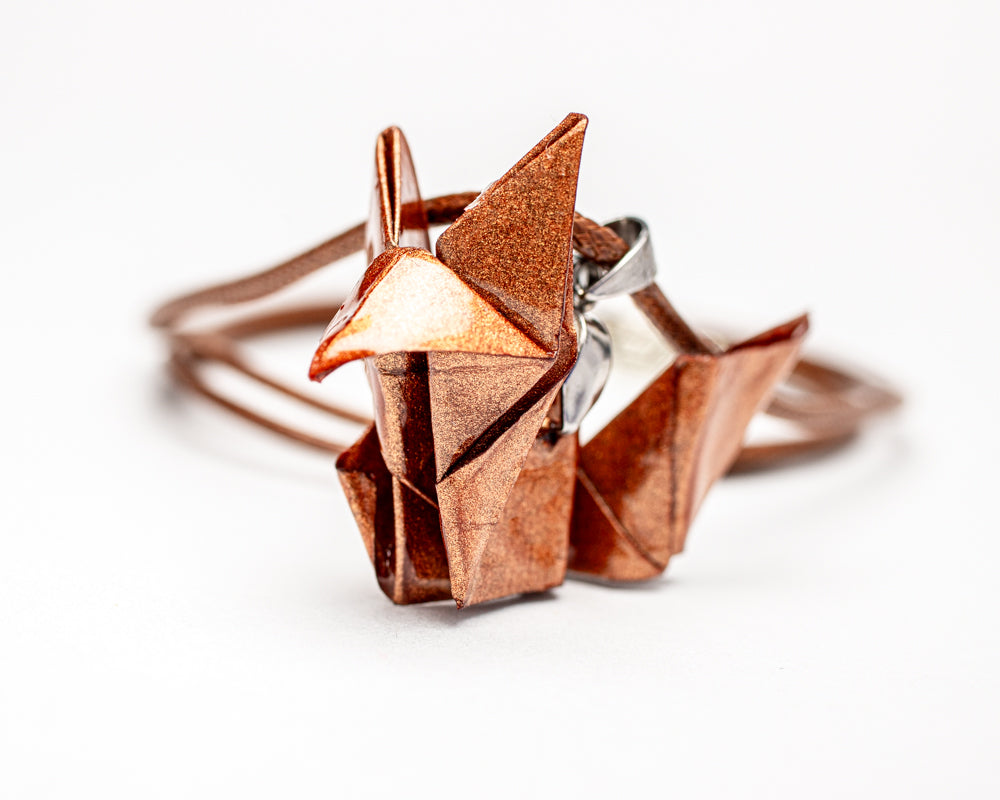 Colgante artesanal en forma de zorro de papel metálico bronce con cordón encerado