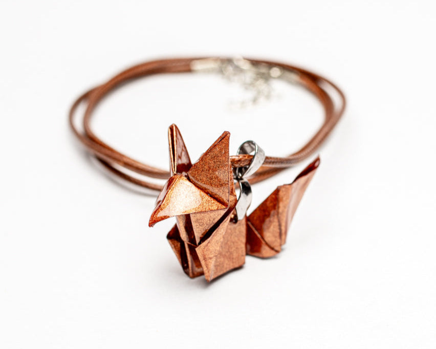Colgante con origami en forma de zorro de papel metálico bronce con cordón encerado