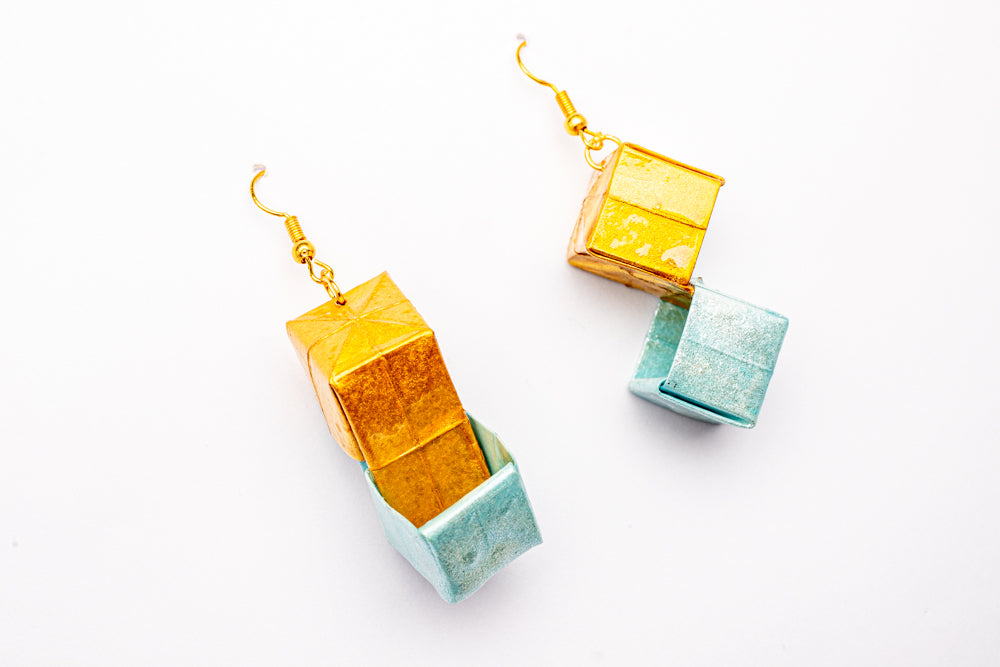 Aretes de cubos en origami rojo y dorado | Arte geométrico en papel resinado