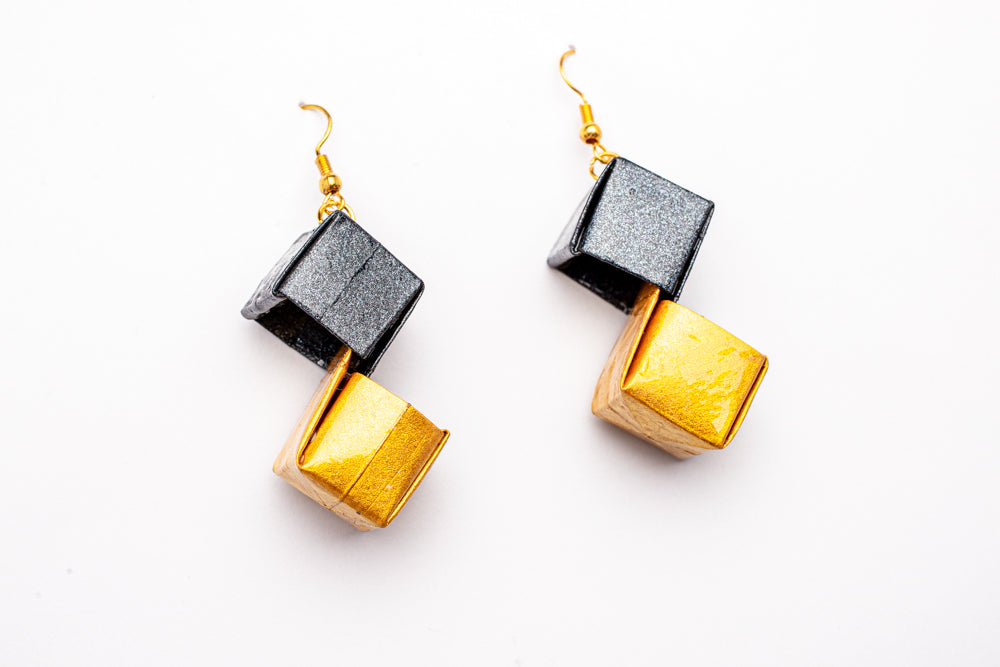 Aretes de cubos en origami rojo y dorado | Arte geométrico en papel resinado

