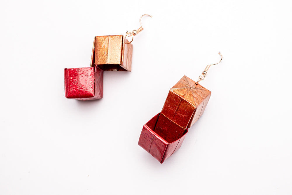 Aretes de cubos en origami rojo y dorado | Arte geométrico en papel resinado

