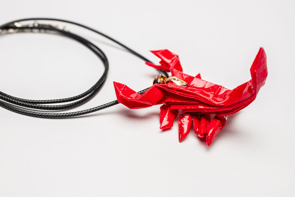 Colgante de escorpión en origami verde | Hecho a mano por Maximiliano Herrera